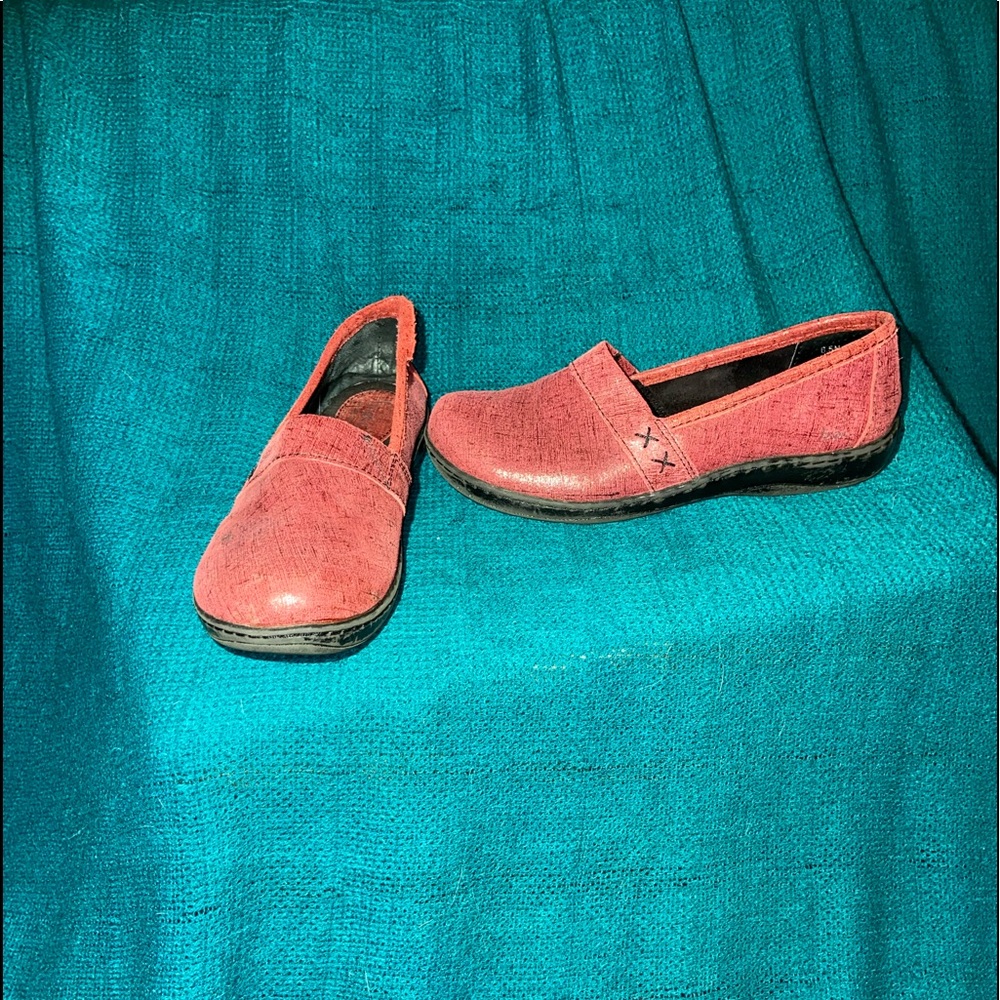 BOC soft sided pull-on shoes / red / Size 6.5